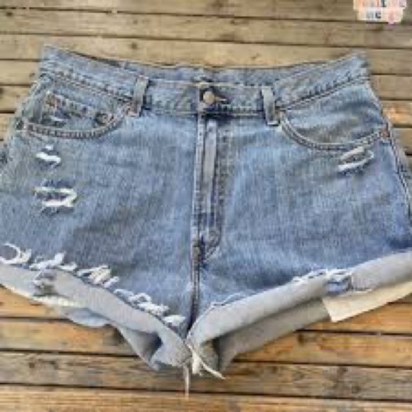 Custom Distressed VINTAGE Levi’s 550 Cutoff Shorts - Picture 7 of 10